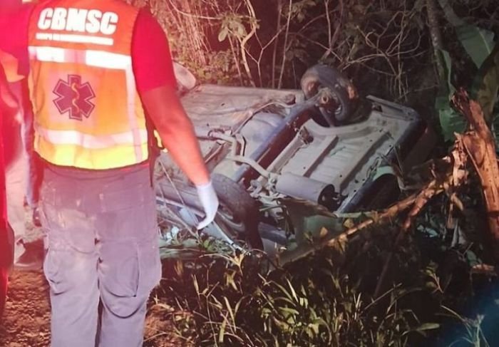 Capotamento deixa motorista preso em veículo em Laguna Capotamento deixa motorista preso em veículo em Laguna