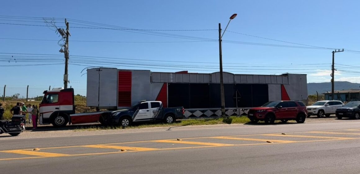 Trio elétrico chega a Laguna e reforça estrutura do Carnaval 2026