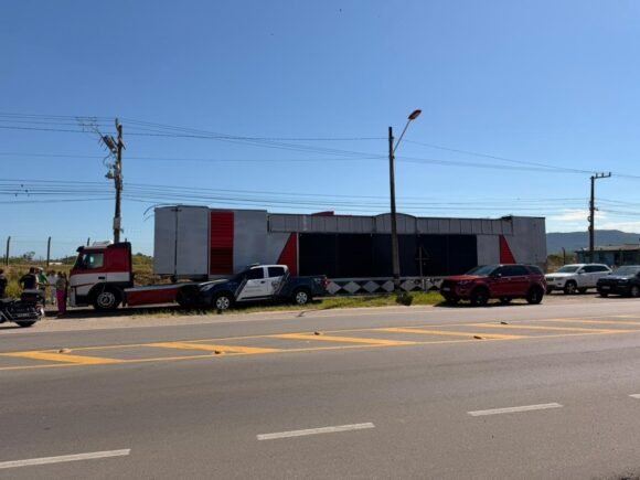 Trio elétrico chega a Laguna e reforça estrutura do Carnaval 2026