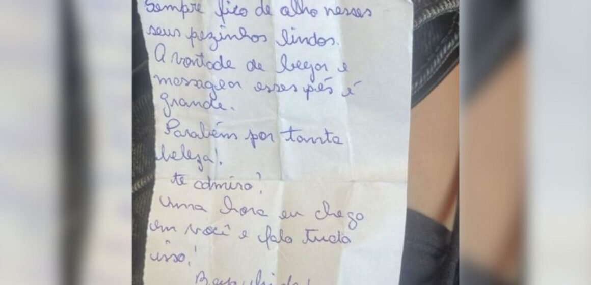 Passageiras relatam bilhetes com teor íntimo deixados em bolsas dentro de ônibus na região Passageiras relatam bilhetes com teor íntimo deixados em bolsas dentro de ônibus na região