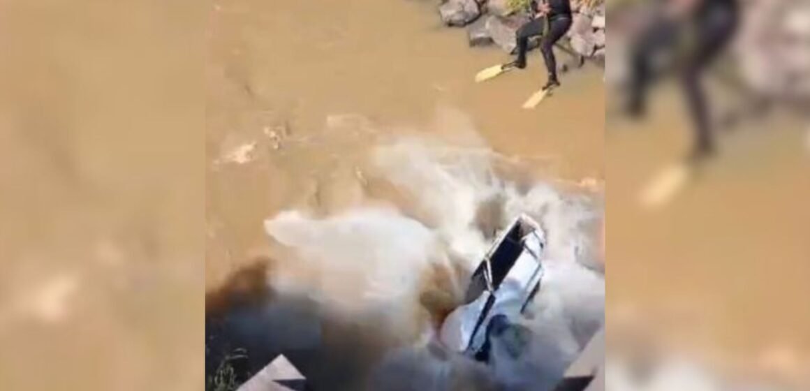 Motorista fica ferida após carro sair da pista e cair em rio em Gravatal