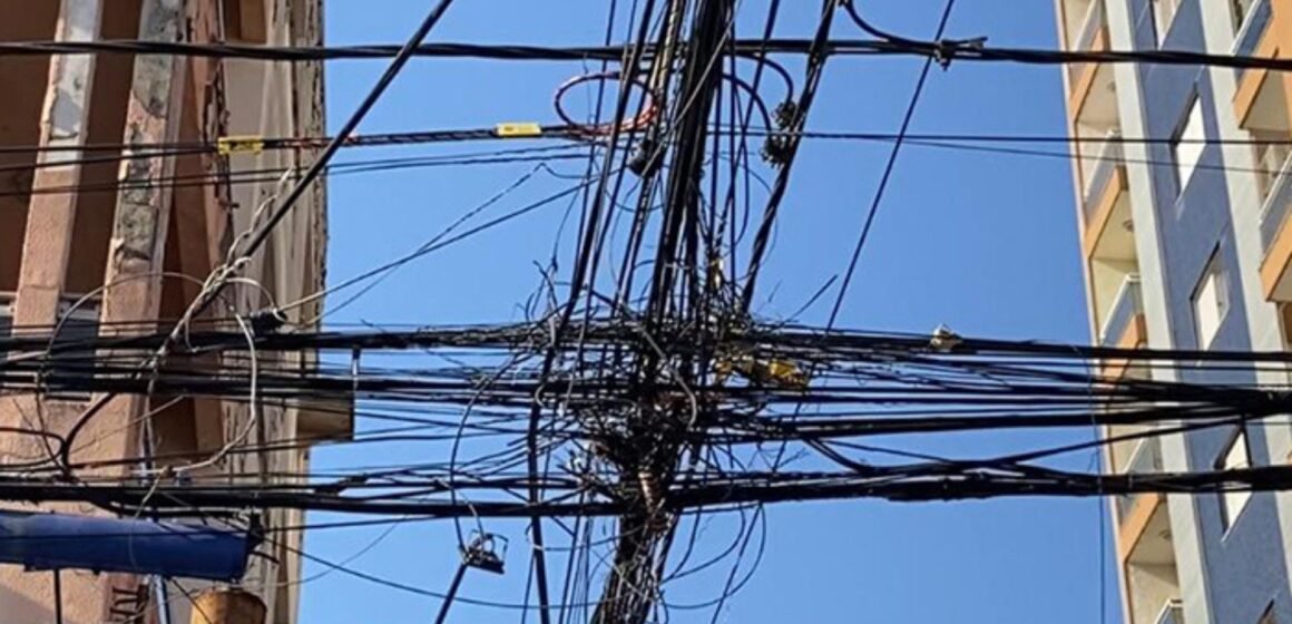 Tubarão planeja novo mutirão para retirada de fios inutilizados das vias públicas