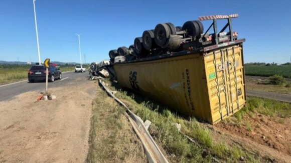 Carreta tomba na Rodovia Ivane Fretta e motorista sai ileso