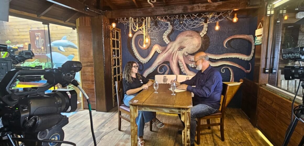 Professora destaca importância da gramática e da leitura crítica para o Enem em entrevista ao Estúdio de Verão