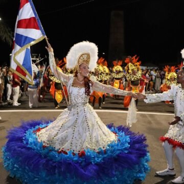 Escolas de Samba brilham na passarela e emocionam público em desfile de Carnaval Escolas de Samba brilham na passarela e emocionam público em desfile de Carnaval