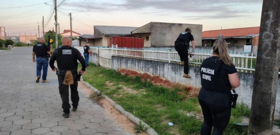 Mulher investigada por roubo é presa por tráfico, em Jaguaruna