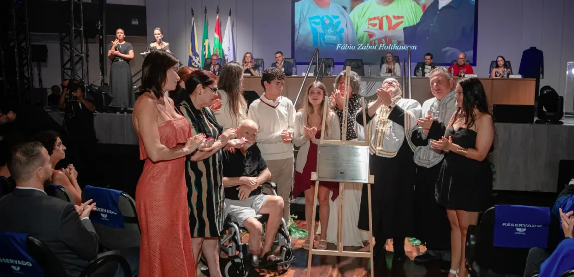 Univali empossa novo reitor e presta homenagem a Fábio Zabot Holthausen Univali empossa novo reitor e presta homenagem a Fábio Zabot Holthausen