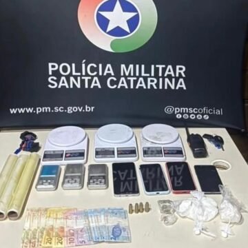 Mulher é presa com cocaína, munições e balanças durante operação policial em Imbituba