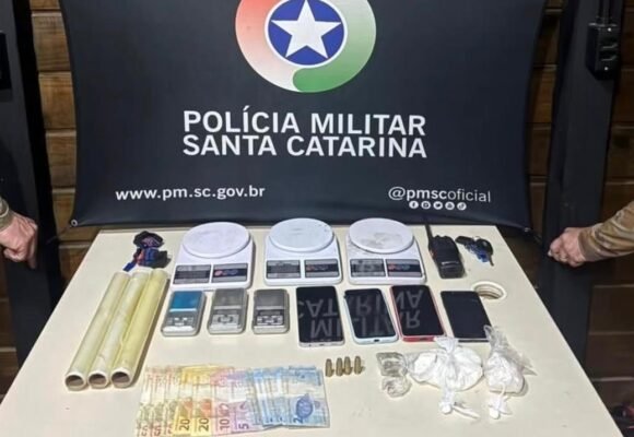 Mulher é presa com cocaína, munições e balanças durante operação policial em Imbituba