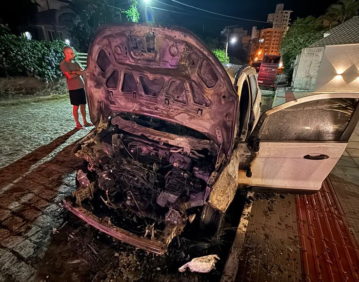 Incêndios atingem veículos em Laguna e mobilizam bombeiros