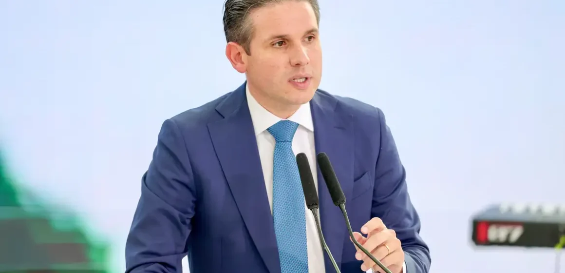 Fim da escala 6×1 pode ser votado em maio, diz presidente da Câmara