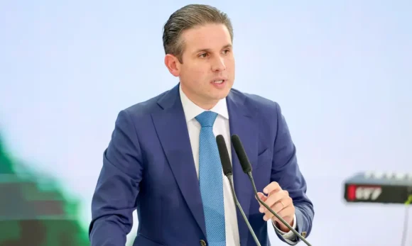 Fim da escala 6×1 pode ser votado em maio, diz presidente da Câmara