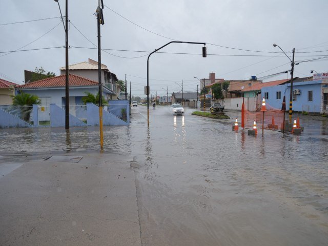 Alagamentos atingem cinco bairros em Tubarão após menos de uma hora de chuva