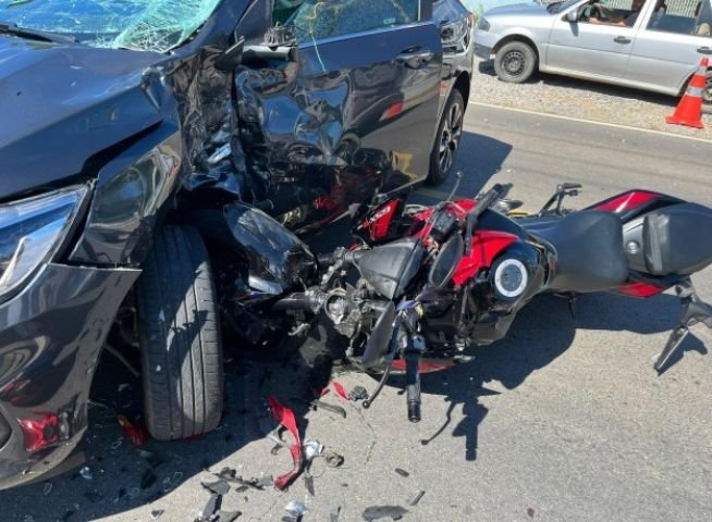 Piloto de moto morre e passageira é levada de helicóptero após batida em Imaruí