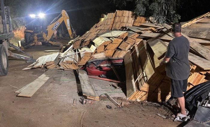 Casal morre na região após caminhão de madeira tombar sobre carro