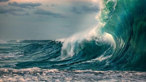Mar agitado e ondas gigantes colocam litoral Sul de Santa Catarina em alerta