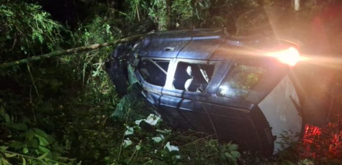 Carro capota após colidir em poste e cai em ribanceira, em Braço do Norte Carro capota após colidir em poste e cai em ribanceira, em Braço do Norte