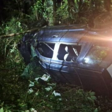 Carro capota após colidir em poste e cai em ribanceira, em Braço do Norte