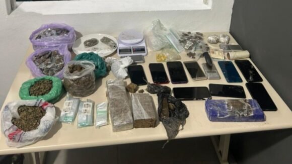 Polícia acaba com “delivery” de drogas e prende cinco pessoas em Tubarão