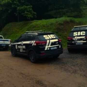 Polícia Civil cumpre mandados em Tubarão durante investigação sobre fraudes em bolsas de pesquisa