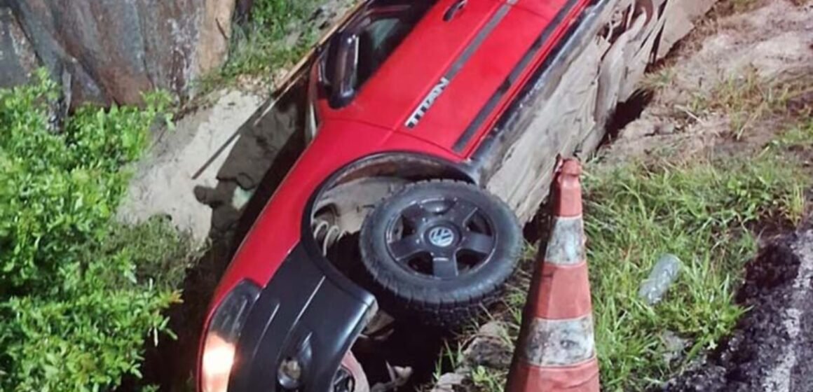 Acidente nas Curvas do Iró deixa duas pessoas feridas na noite de sábado, em Laguna