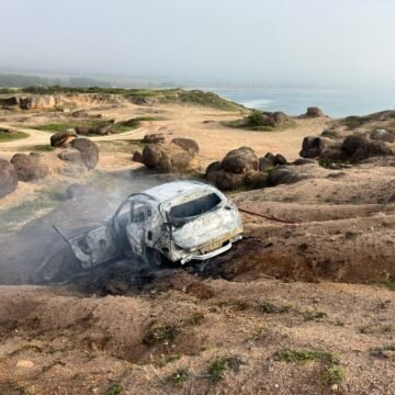 Corpo carbonizado é encontrado dentro de carro incendiado em Laguna