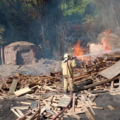 Fogo atinge estoque de madeira em fábrica de carvão de Treze de Maio