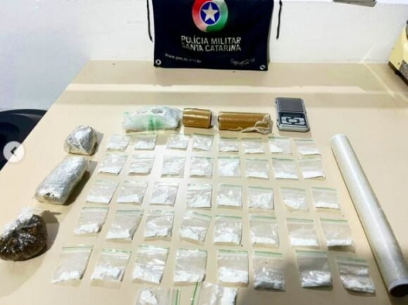 PM prende jovem que preparava porções de cocaína e maconha para venda