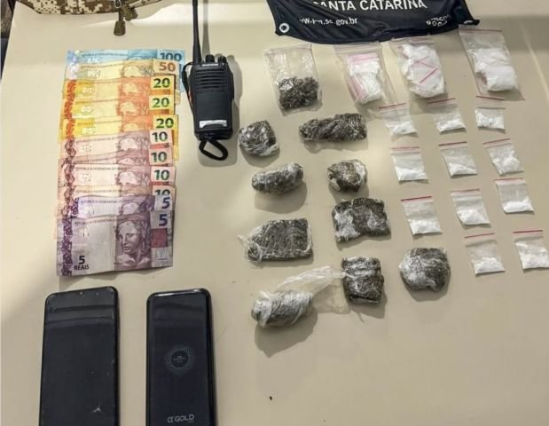 PM apreende drogas e rádio comunicador com menor no bairro Campestre