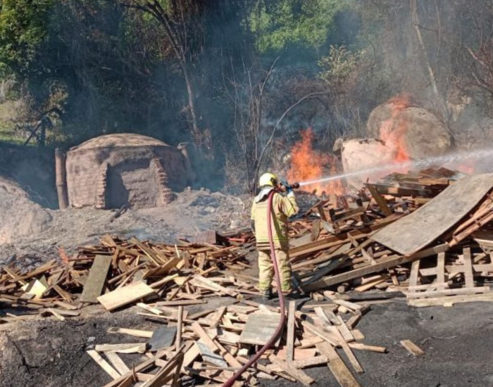 Fogo atinge estoque de madeira em fábrica de carvão de Treze de Maio