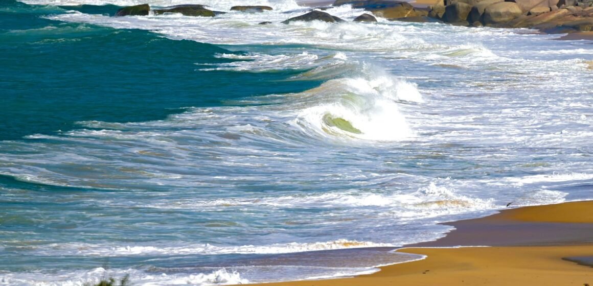 Frente fria se afasta e ciclone mantém ventos fortes e mar agitado