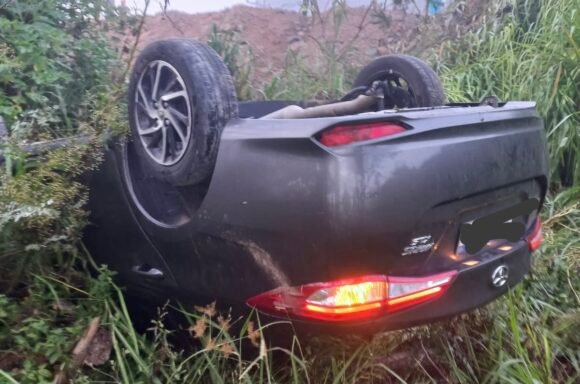 Motorista fica ferida após capotamento na SC-435 em Gravatal