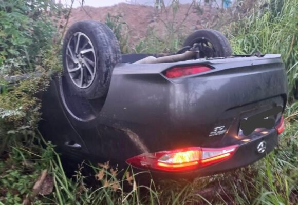 Motorista fica ferida após capotamento na SC-435 em Gravatal