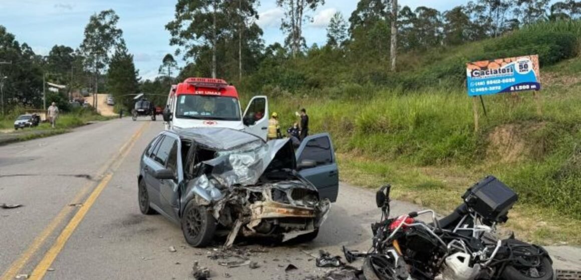 Acidente entre carro e moto deixa uma mulher morta na SC-446
