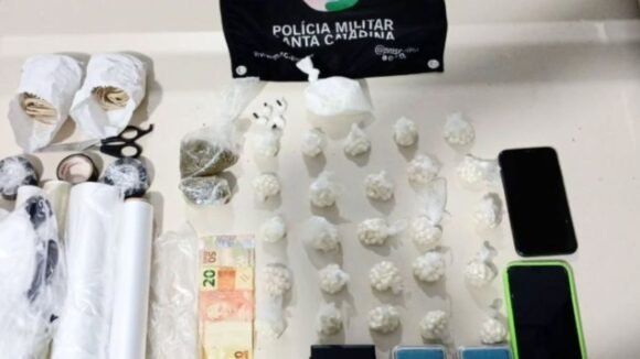 Adolescente é flagrada em depósito de drogas perto de colégio em Tubarão