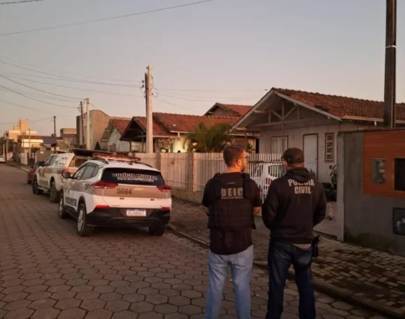 Mulher é presa por tráfico de drogas no bairro Bom Pastor, em Tubarão