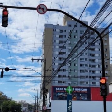 Semáforos de Tubarão ganham iluminação de LED para melhorar visibilidade e segurança Semáforos de Tubarão ganham iluminação de LED para melhorar visibilidade e segurança