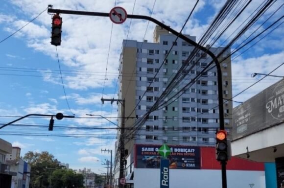 Semáforos de Tubarão ganham iluminação de LED para melhorar visibilidade e segurança