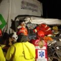 Jovem fica preso às ferragens após batida entre caminhões na BR-101 em Jaguaruna
