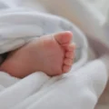 Bebê de três meses morre em abrigo de Criciúma e caso é investigado