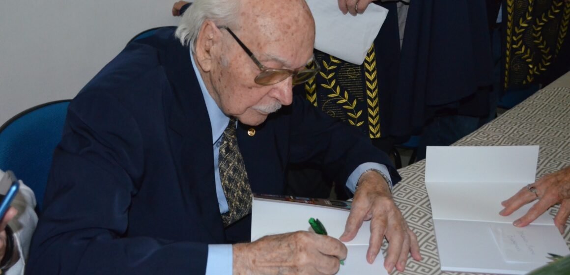 Escritor mais velho do mundo completa 104 anos e lança novo livro no aniversário de Tubarão Escritor mais velho do mundo completa 104 anos e lança novo livro no aniversário de Tubarão