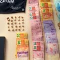 Adolescentes são apreendidos por suspeita de tráfico de drogas no bairro Passagem, em Tubarão