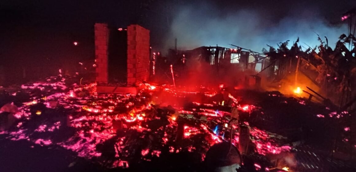 Incêndio destrói casa em Imaruí e mobiliza bombeiros para conter chamas Incêndio destrói casa em Imaruí e mobiliza bombeiros para conter chamas