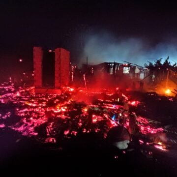 Incêndio destrói casa em Imaruí e mobiliza bombeiros para conter chamas Incêndio destrói casa em Imaruí e mobiliza bombeiros para conter chamas