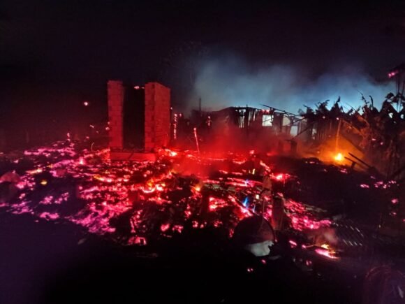 Incêndio destrói casa em Imaruí e mobiliza bombeiros para conter chamas
