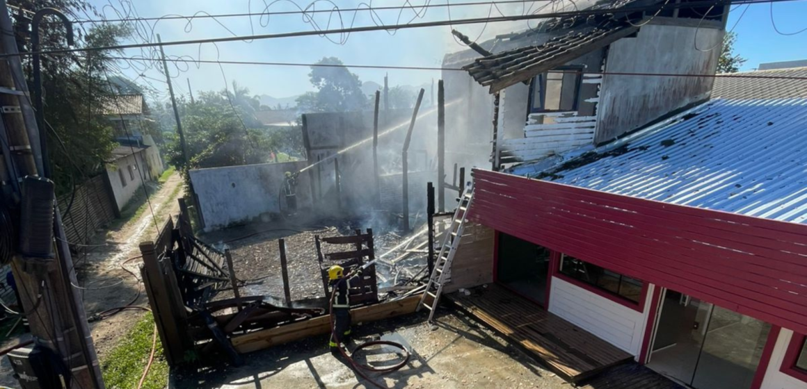 Incêndio atinge quatro apartamentos e mobiliza bombeiros em Imbituba Incêndio atinge quatro apartamentos e mobiliza bombeiros em Imbituba