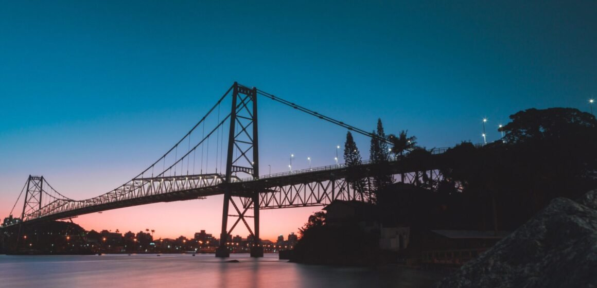 Os 100 anos da Ponte Hercílio Luz: livro resgata a história e os bastidores da “Dama de Ferro”