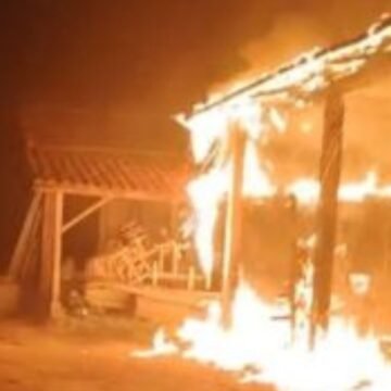 Incêndio destrói marcenaria e mobiliza Corpo de Bombeiros Incêndio destrói marcenaria e mobiliza Corpo de Bombeiros