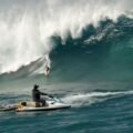 Surfista Michaela Fregonese encara paredão de 12 metros em Jaguaruna e bate recorde nacional