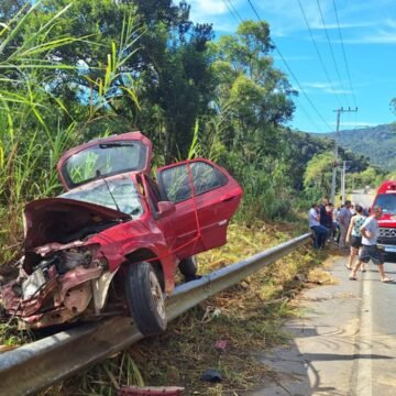 Acidente entre carro e caminhão deixa motorista ferido na SC-370, em Grão-Pará